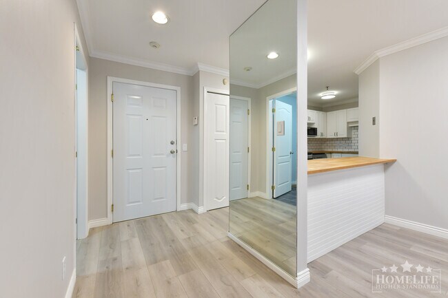 Photo du bâtiment - 2 Bed, 2 Bath Condo for Rent in Abbotsford!