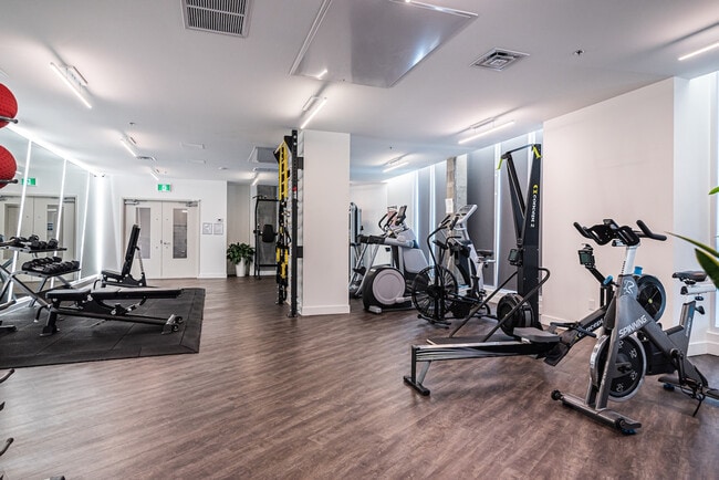 Building Photo - 885 Boul. de Maisonneuve E