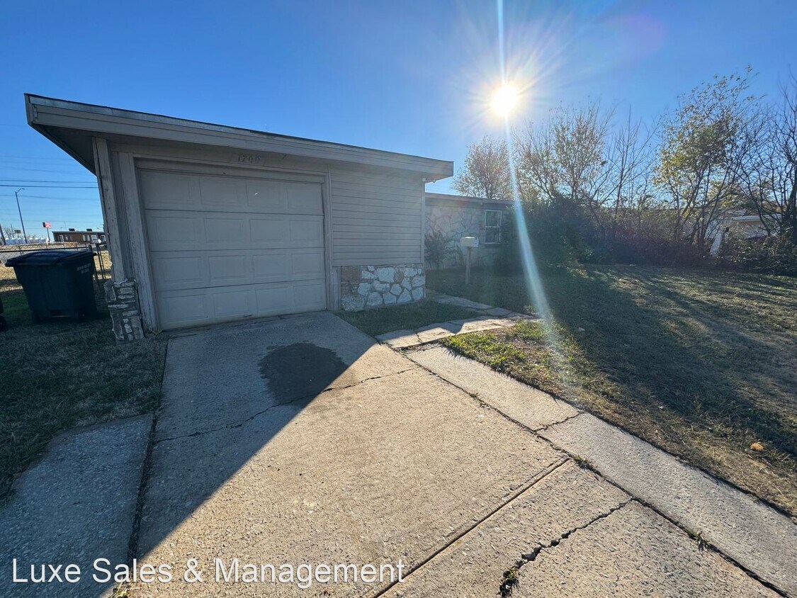 Primary Photo - 2 br, 1 bath House - 1700 Karen Drive