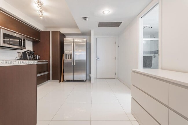 Building Photo - 2301 Collins Ave