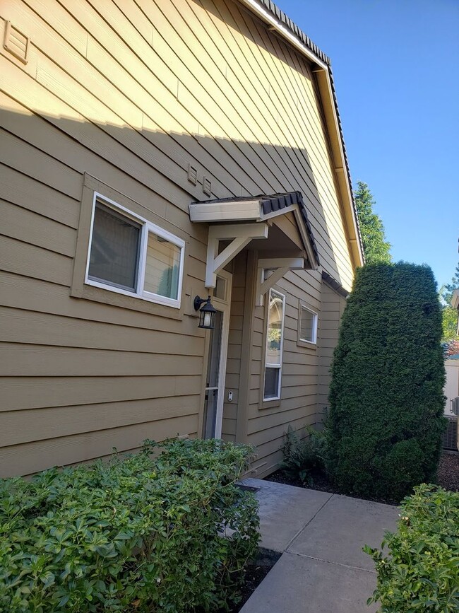 Building Photo - Charming & Comfortable Home