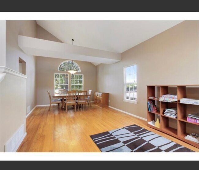 Building Photo - 802 Garden Dr