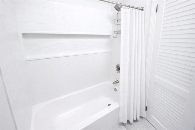 Building Photo - 92 Elm St