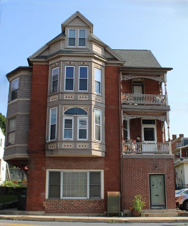 Building Photo - 115 Main St