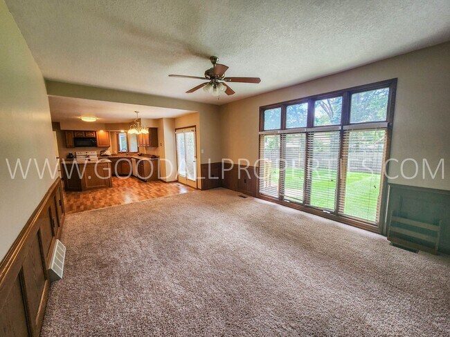 Foto del edificio - Executive 4 Bedroom Home in West Des Moine...