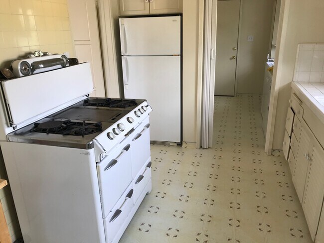 Kitchen Appliances - 2515 Lyric Ave
