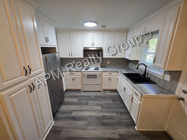 Building Photo - Three bedroom house in Eastover