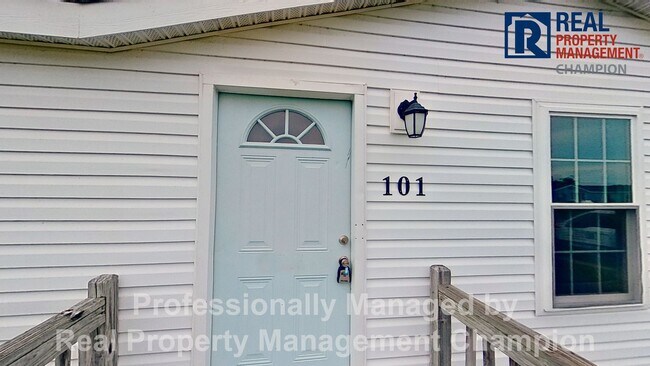 Building Photo - Spacious Home with Huge Fenced Yard