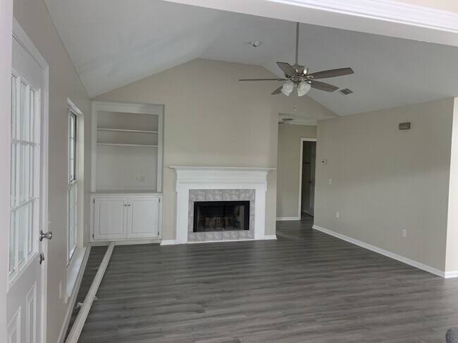 Foto del edificio - 1816 Beaver Creek Ln