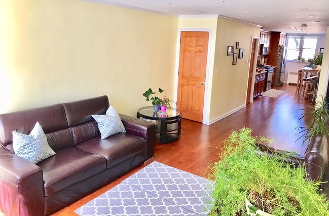 Foto del edificio - 2436 Pearsall Ave