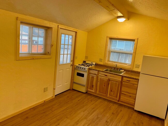 Building Photo - Sweet studio Cabin avail. April 24, 2024!!!