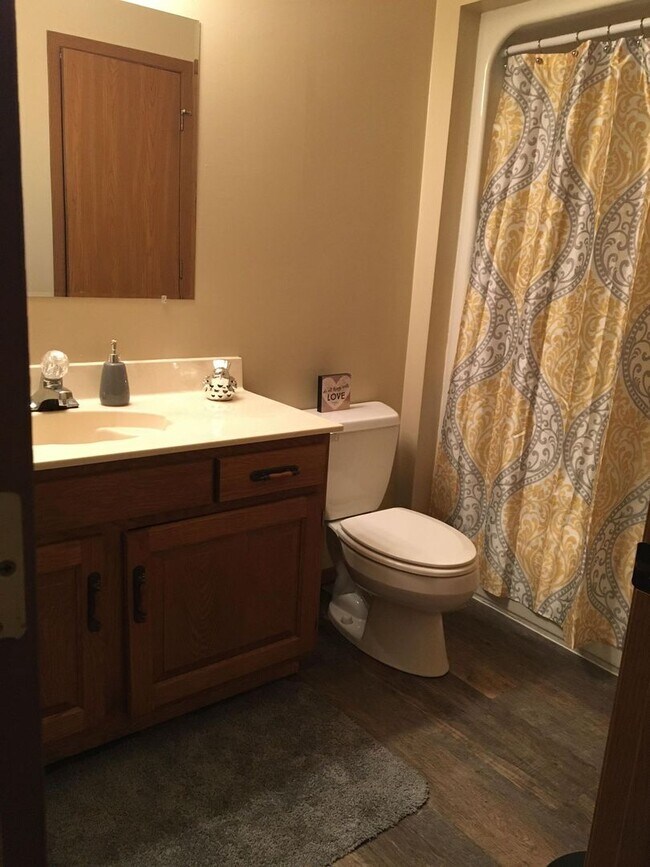 Foto del edificio - Open Floor Plan in this 2 bed 2 bath apart...