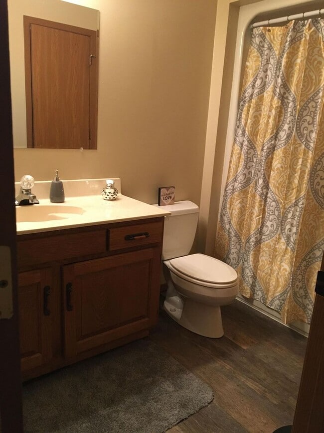 Building Photo - Open Floor Plan in this 2 bed 2 bath apart...