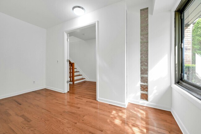 Foto del edificio - 1585 John St