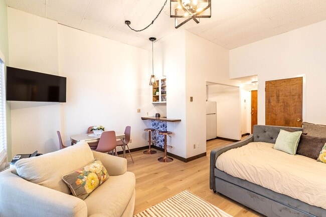 Building Photo - 106 E Broadway St