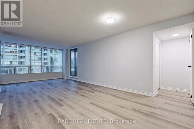 Photo du bâtiment - 5785-5785 Yonge St