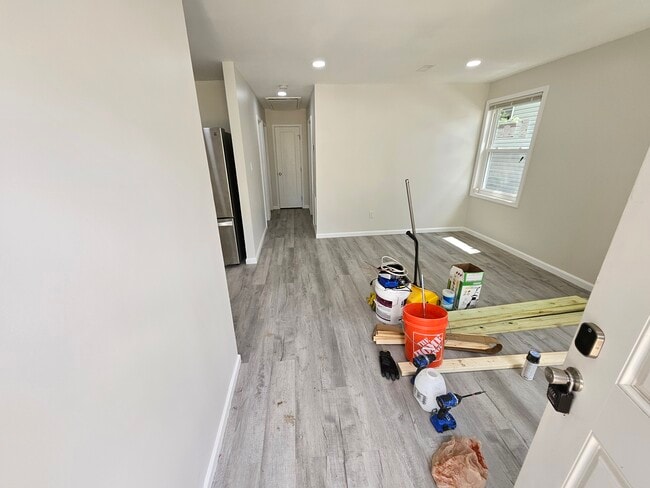 Building Photo - 906 Elfin Ave