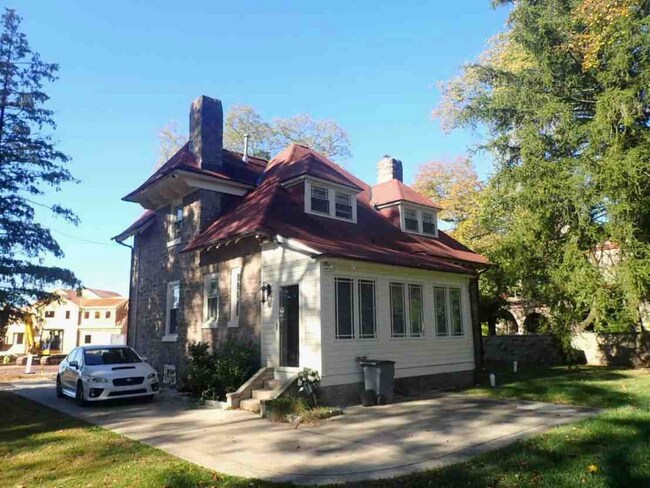 Foto del edificio - 1015 Cedar Rd