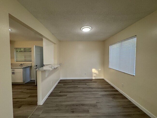 Foto del edificio - 1671 1/2 W 212th St