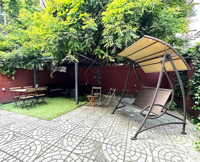 Foto del edificio - 301 E 104th St