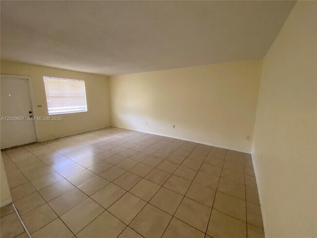 Foto del edificio - 2400 NE 188th St