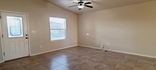 Foto del edificio - Gorgeous 3 bedroom 2 bath home in East El ...