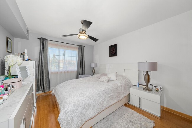 Foto del edificio - 9437 Bay Colony Dr