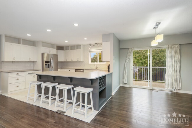 Building Photo - Spacious 3-Bedroom Upper Suite in Desirabl...