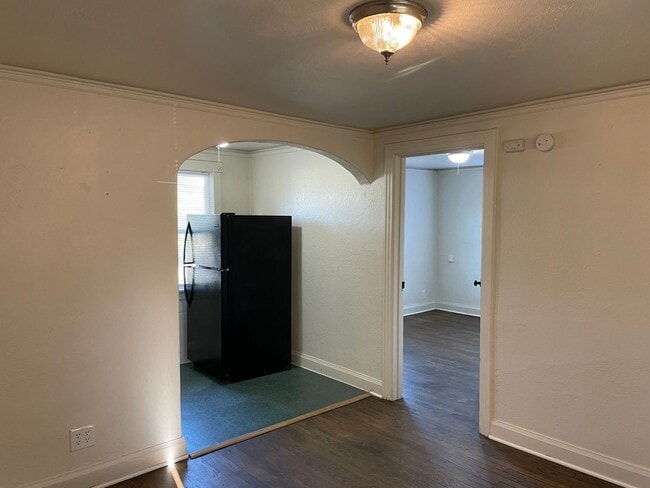 Building Photo - Charming Upstairs Apartment