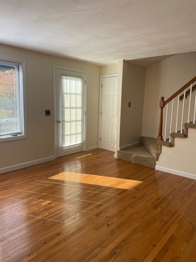 Building Photo - Spacious Two Bedroom in Burriville!