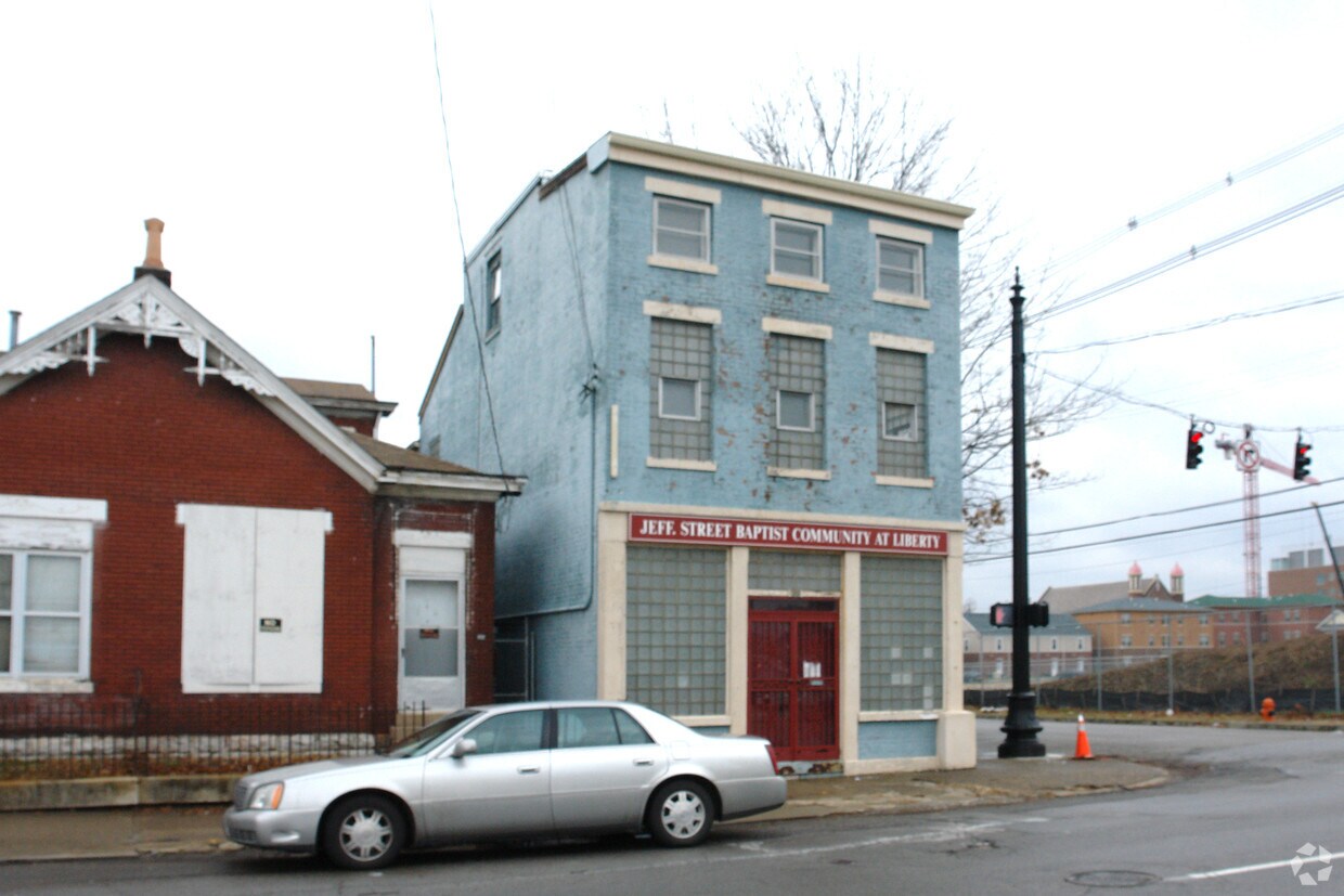 Building Photo - 800 E Liberty St