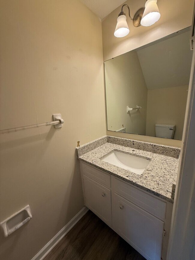 Foto del edificio - Coming Soon! Brick town home End unit! UPDATED! Freshly Painted/ New Flooring/Granite Counter Top...