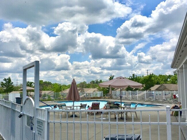 Foto del edificio - 2325 Twelve Oaks Dr