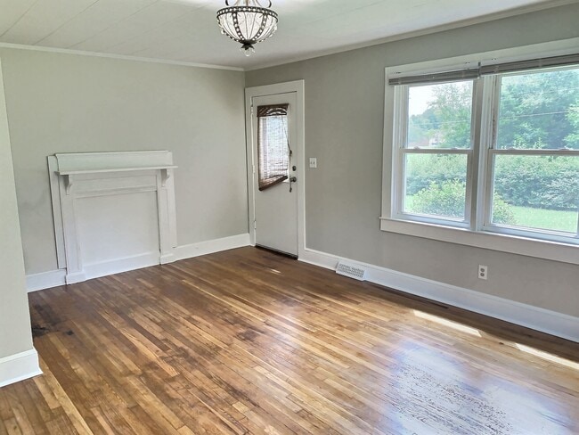 Large, open living room - 1447 Miles Rd