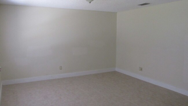 Building Photo - 577 Bee Ave