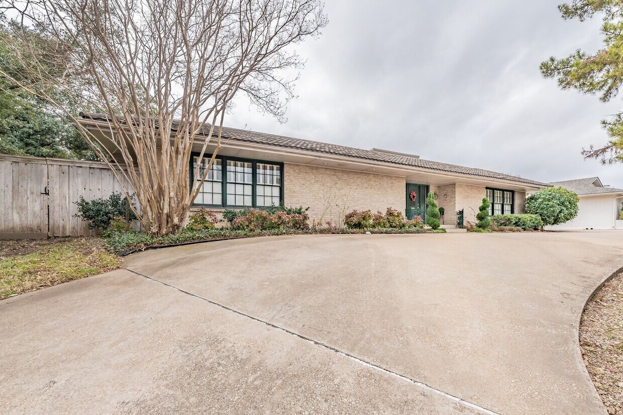 Primary Photo - COOMING SOON! Prime Location in Overton We...