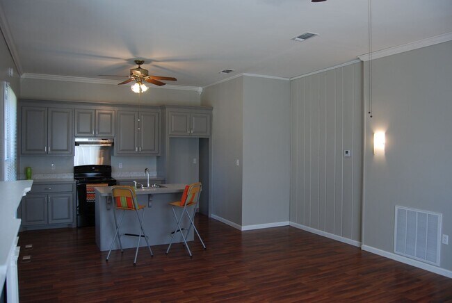 Building Photo - 632 Brookhaven St