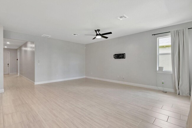 Building Photo - 8606 Dahlia Cir