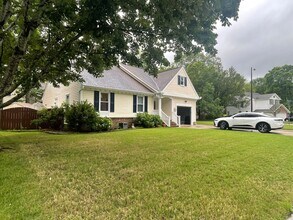 Building Photo - 821 Needlerush Ct