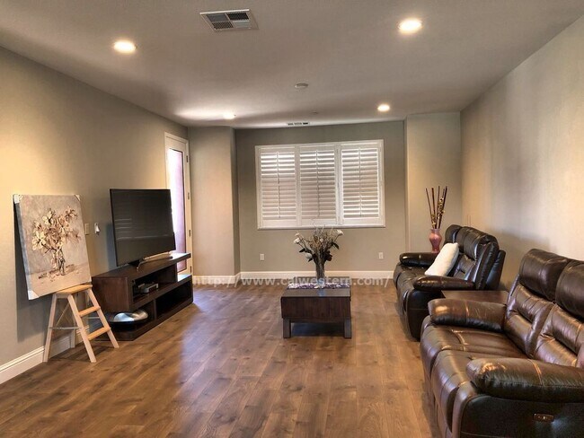 Building Photo - 415 Ellicott Loop