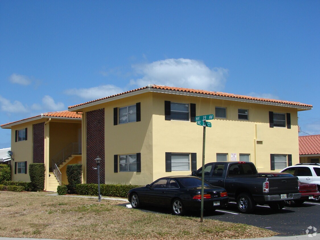 Building Photo - 2750 19th Ave