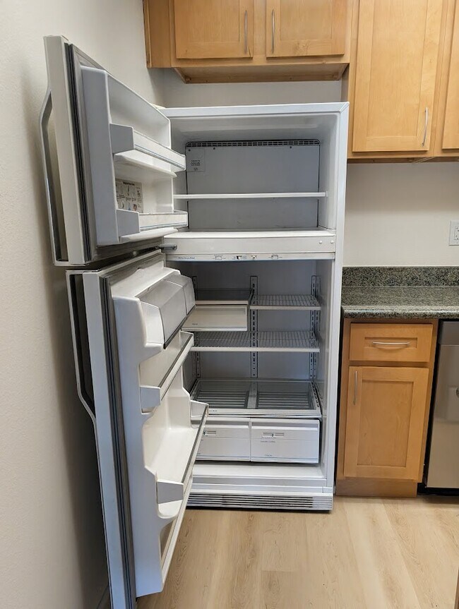 Building Photo - 398 Parrott St