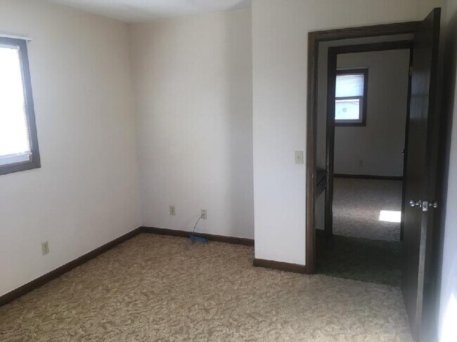 Building Photo - 605 N Dirks St