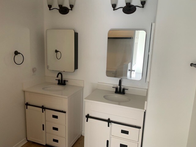 Building Photo - 310 Eas - 1Unit 8-