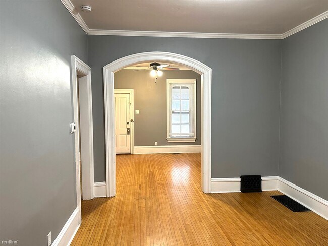 Building Photo - 2 br, 1 bath Duplex - 545 E Chicago St