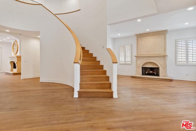 Building Photo - 352 S Maple Dr