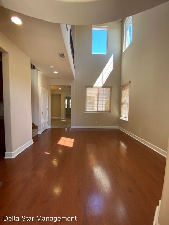 Foto del edificio - 5 br, 3 bath House - 1123 MONTAGUE LN