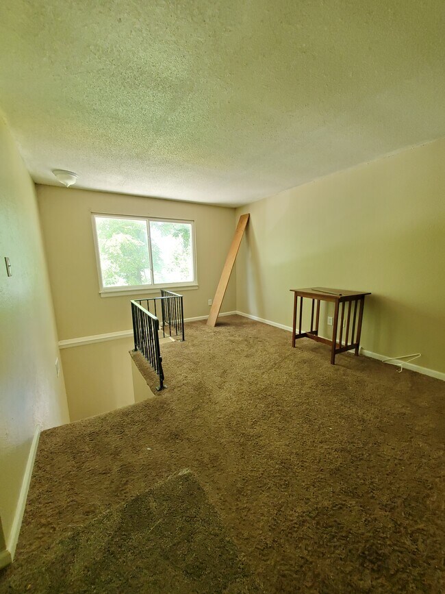 Building Photo - 105 S Sugar Creek Blvd