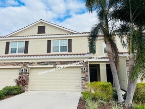 Building Photo - 3 Bed/2.5 Bath