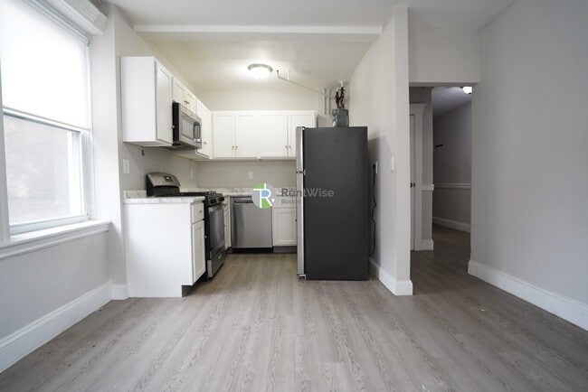 Building Photo - 368 Riverway